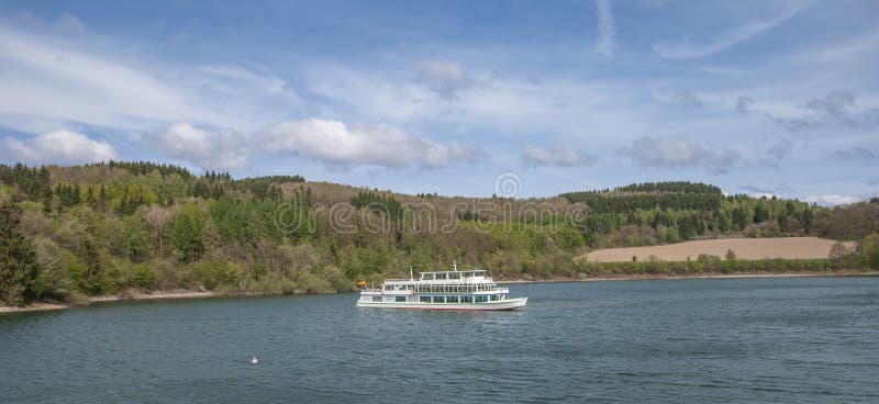Biggeseereservoir, Sauerland, Duitsland royalty-vrije stock foto Biggeseereservoir, Sauerland, Duitsland royalty-vrije stock foto