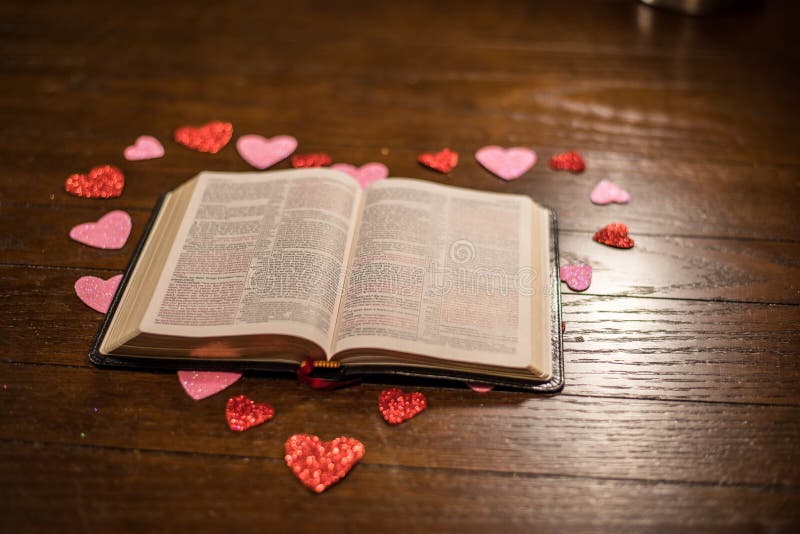 Biglietti di S. Valentino cuore e bibbia sulla tavola di legno fotografia stock Biglietti di S. Valentino cuore e bibbia sulla tavola di legno fotografia stock