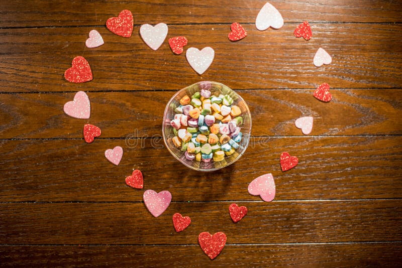 Biglietti di S. Valentino cuore e caramelle dell'innamorato fotografie stock libere da diritti Biglietti di S. Valentino cuore e caramelle dell'innamorato fotografie stock libere da diritti