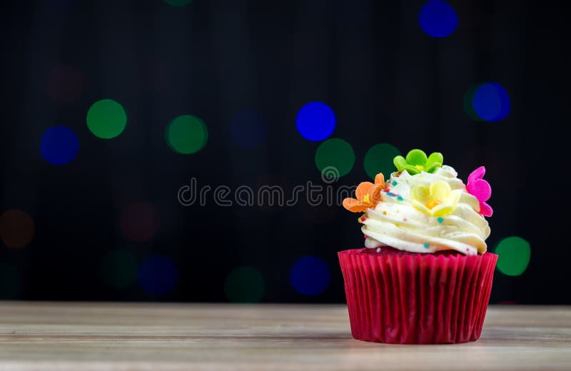 Bign? di compleanno con una singola candela blu Bign? con crema gialla e cuore per i biglietti di S. Valentino di amore bigné ver fotografia stock Bign? di compleanno con una singola candela blu Bign? con crema gialla e cuore per i biglietti di S. Valentino di amore bigné ver fotografia stock