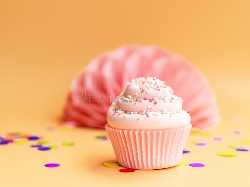 Bigné delizioso su fondo beige Concetto di buon compleanno fotografia stock libera da diritti Bigné delizioso su fondo beige Concetto di buon compleanno fotografia stock libera da diritti
