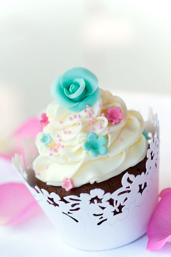 Wedding cupcake decorated with sugar flowers. Wedding cupcake decorated with sugar flowers