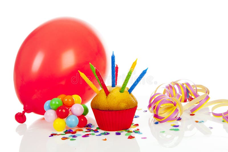 Bigné di compleanno con i lotti delle candele immagine stock libera da diritti Bigné di compleanno con i lotti delle candele immagine stock libera da diritti