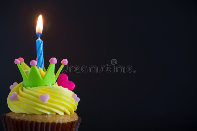 Bigné di compleanno con una singola candela blu Bigné con crema gialla e cuore per i biglietti di S. Valentino di amore immagini stock Bigné di compleanno con una singola candela blu Bigné con crema gialla e cuore per i biglietti di S. Valentino di amore immagini stock