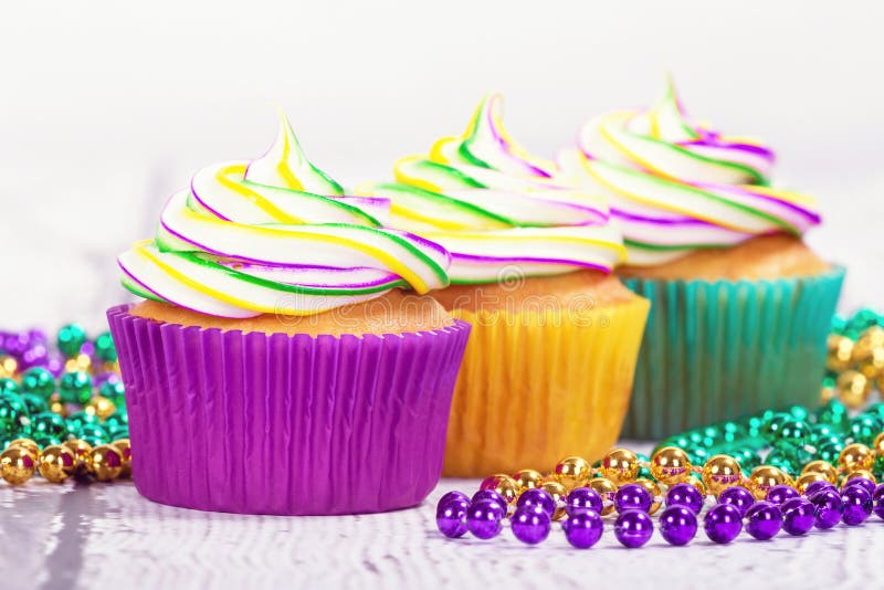 Bigné e perle di Mardi Gras immagini stock libere da diritti Bigné e perle di Mardi Gras immagini stock libere da diritti