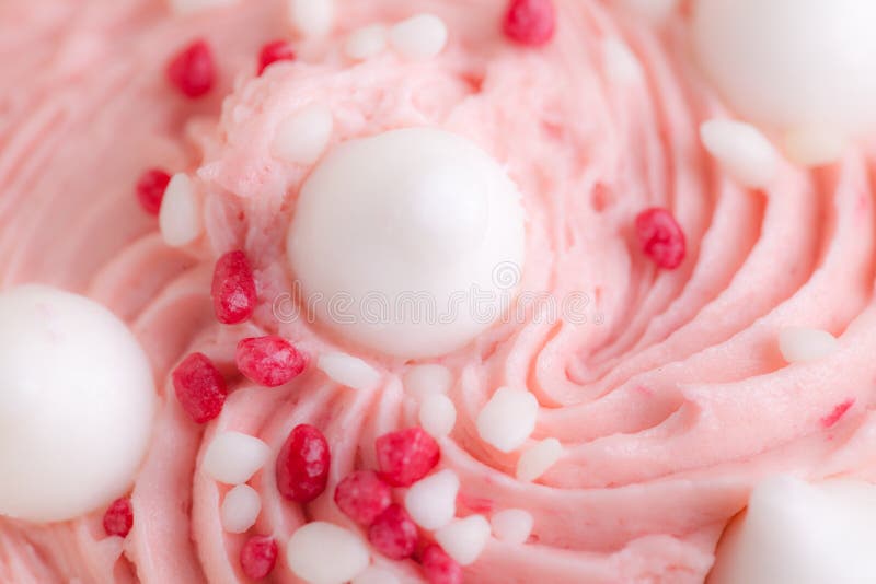 Bigné rosa decorato vicino su fotografie stock libere da diritti