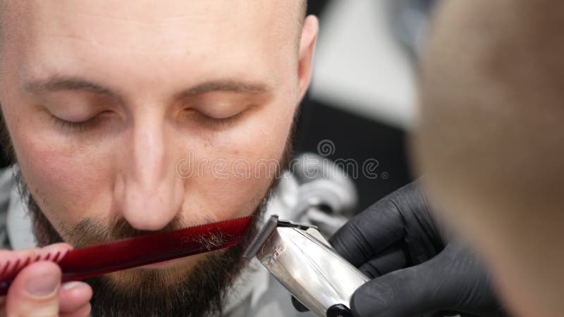 O Cabeleireiro Da Mulher Que Faz a Moderno O Corte De Cabelo Masculino Para  O Meio Envelheceu O Homem Com a Lâmina Elétrica E O P Filme - Vídeo de  habilidade, penteado: 119658502