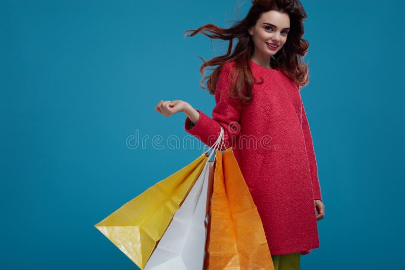 bigtime de la chica joven Modelo de moda hermoso sonriente With Paper Bags imagen de archivo libre de regalías bigtime de la chica joven Modelo de moda hermoso sonriente With Paper Bags imagen de archivo libre de regalías