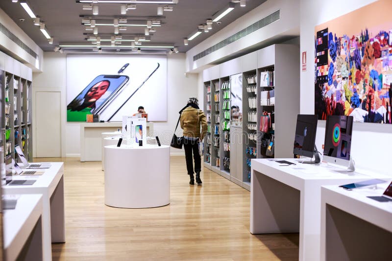 bigtime della ragazza Donna nelle vendite che esaminano commercio ambulante fotografie stock bigtime della ragazza Donna nelle vendite che esaminano commercio ambulante fotografie stock
