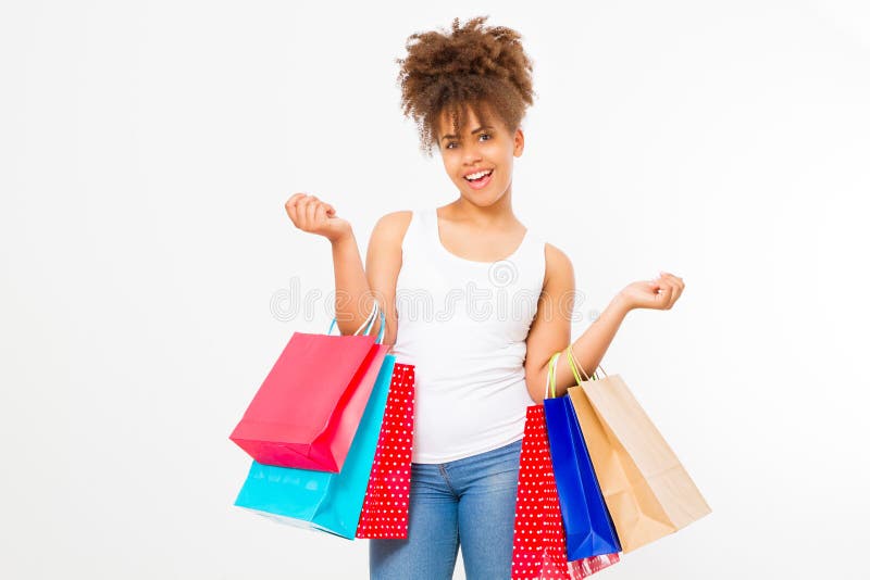 Bigtime flickashoppingbarn Lycklig ung afrikansk amerikanflicka med shoppingpåsar som isoleras på vit bakgrund kopiera avstånd Åt arkivbild