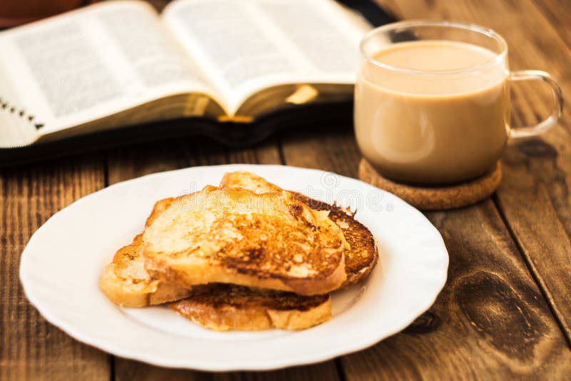 Bijbel en koffieontbijt met toost royalty-vrije stock afbeeldingen Bijbel en koffieontbijt met toost royalty-vrije stock afbeeldingen