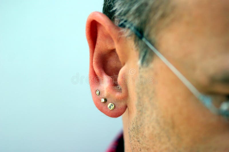 Bijou mâle d'oreille photographie stock libre de droits Bijou mâle d'oreille photographie stock libre de droits