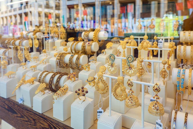 Bijoux brillants élégants dans la vitrine. marché d'or dans la vieille ville de dubaï. bijouterie. souk d'or à sharjah