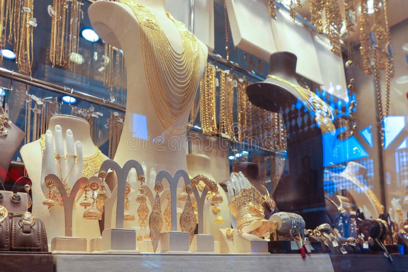 Bijoux brillants élégants dans la vitrine. marché d'or dans la vieille ville de dubaï. bijouterie. souk d'or à sharjah