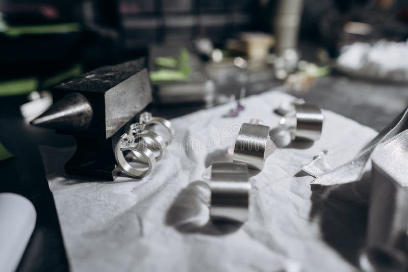 Bijoux différents sur la table du bijoutier d'un angle étroit photographie stock libre de droits Bijoux différents sur la table du bijoutier d'un angle étroit photographie stock libre de droits