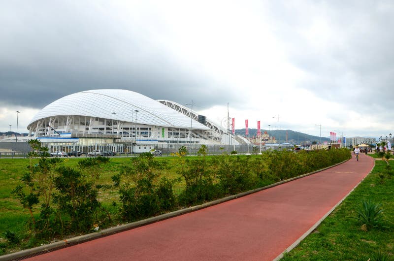 Bike la trayectoria al lado del estadio del ` de Fisht del ` del fútbol en Sochi, Rusia fotos de archivo libres de regalías Bike la trayectoria al lado del estadio del ` de Fisht del ` del fútbol en Sochi, Rusia fotos de archivo libres de regalías