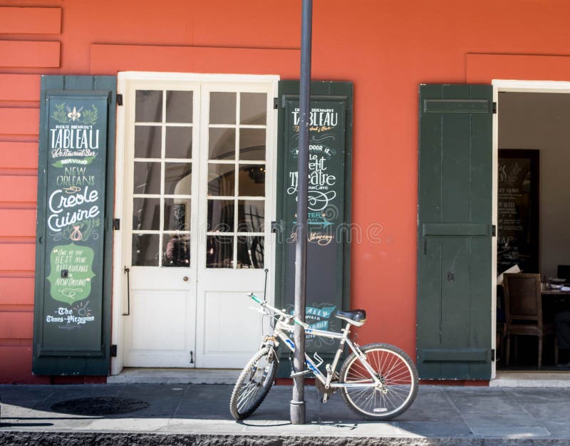 Bike sul marciapiede a New Orleans, Luisiana nel quartiere francese vicino alla via di Bourbon fotografia stock Bike sul marciapiede a New Orleans, Luisiana nel quartiere francese vicino alla via di Bourbon fotografia stock