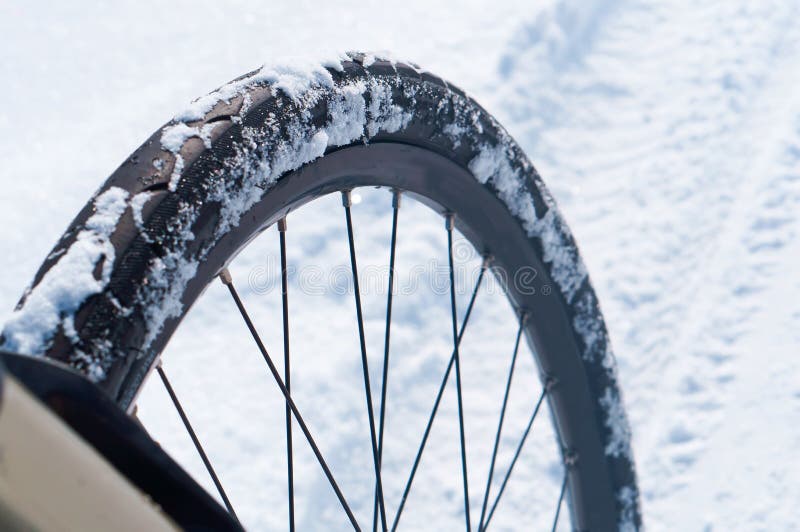 Сдувается колесо велосипеда. Зимние колеса от велика. Колесо в снегу. Колесо велосипеда на зиму. Велосипедное колесо в снегу.