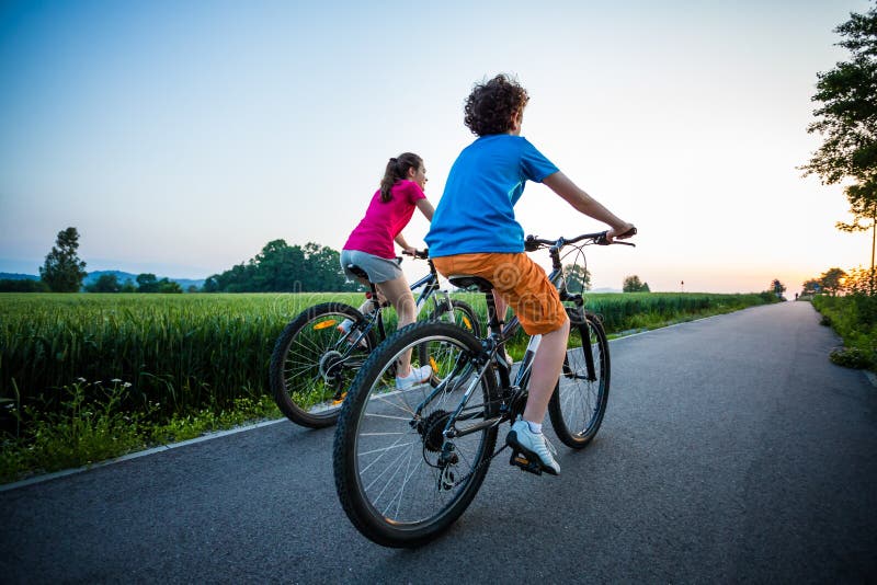 Biking del ragazzo e della ragazza