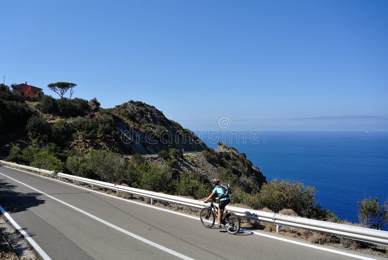Biking en Elba Island, Toscana, Italia imagen de archivo Biking en Elba Island, Toscana, Italia imagen de archivo