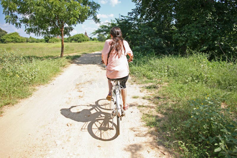 Biking οι πεδιάδες Bagan στοκ εικόνα Biking οι πεδιάδες Bagan στοκ εικόνα