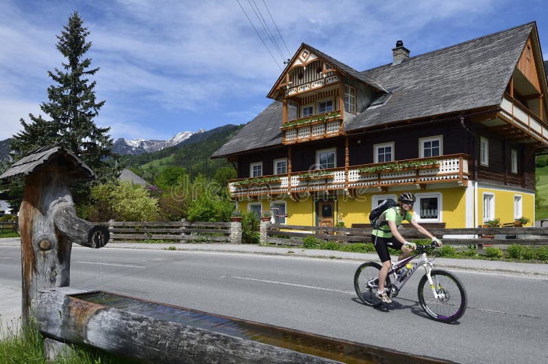 Biking σε Weissenbach, Styria, Αυστρία στοκ εικόνες Biking σε Weissenbach, Styria, Αυστρία στοκ εικόνες