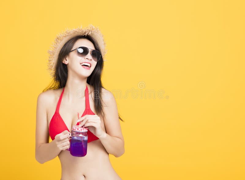 Bikini d'uso della donna e cocktail tropicale bevente fotografie stock Bikini d'uso della donna e cocktail tropicale bevente fotografie stock