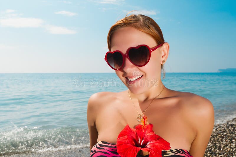 Bikini da portare della ragazza rossa sexy alla spiaggia immagine stock libera da diritti Bikini da portare della ragazza rossa sexy alla spiaggia immagine stock libera da diritti
