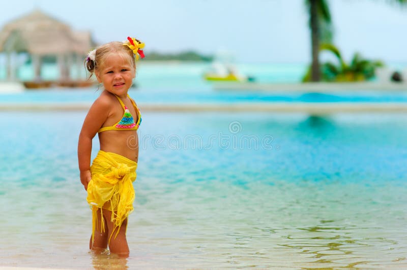 bikini όμορφο μόνιμο μικρό παιδί κ&om στοκ φωτογραφίες bikini όμορφο μόνιμο μικρό παιδί κ&om στοκ φωτογραφίες