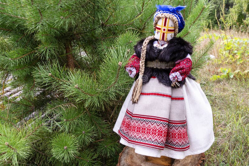 Bila Tserkva Ucrania - 08. 03. 2019 Muñeca Ucraniana-motanka O Muñeca De Trapo. Muñecas Textiles Hechas A Mano, Tradición Arte Imagen editorial - Imagen de 2019, mano: 156057620