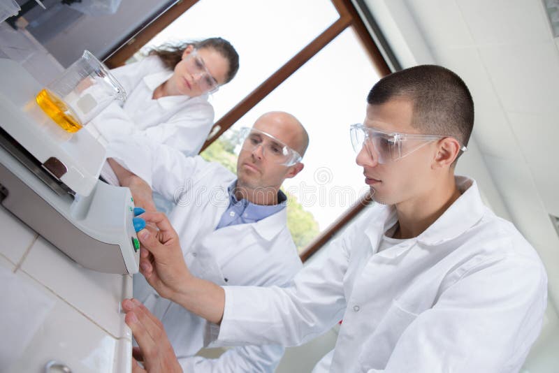 Bilancia di alta precisione del laboratorio immagine stock libera da diritti Bilancia di alta precisione del laboratorio immagine stock libera da diritti