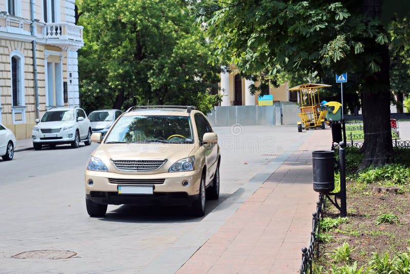 Bilar och deras olika delnärbild på gatorna av Odessa, Ukraina royaltyfri foto Bilar och deras olika delnärbild på gatorna av Odessa, Ukraina royaltyfri foto