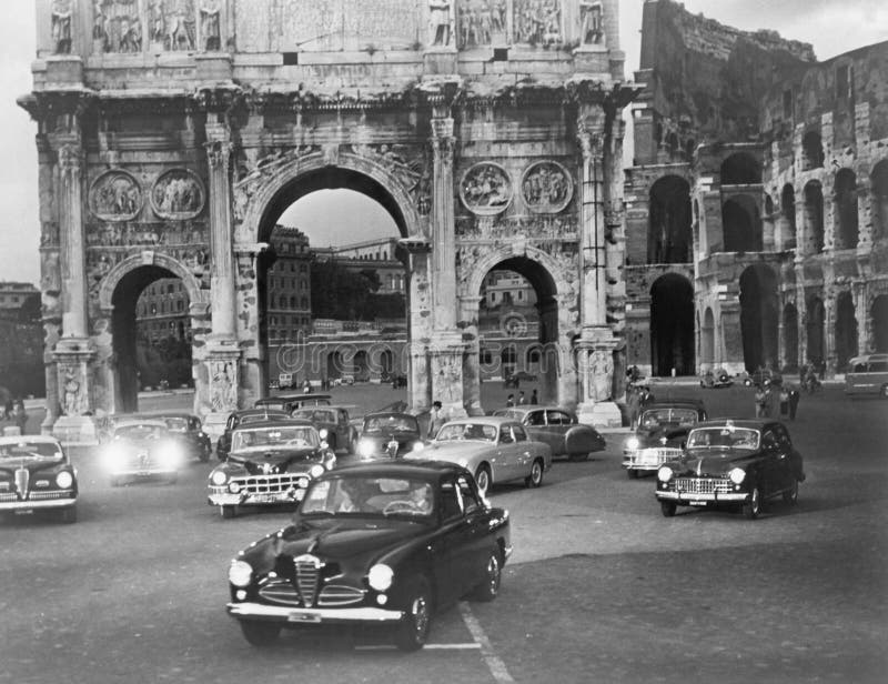 Bilar och fornminnen Rome Italien (alla visade personer inte är längre uppehälle, och inget gods finns Leverantörgarantier det royaltyfri fotografi Bilar och fornminnen Rome Italien (alla visade personer inte är längre uppehälle, och inget gods finns Leverantörgarantier det royaltyfri fotografi