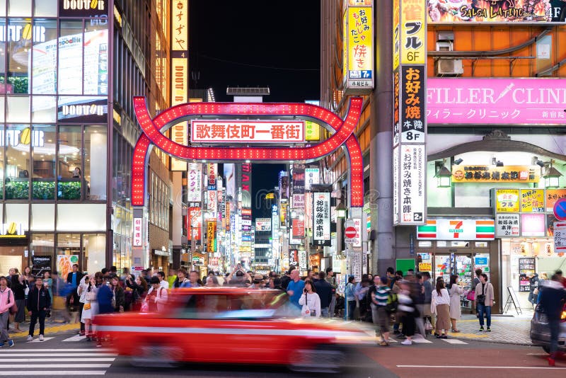 Bilar och gångare som går på gataplats av trafik på den Shinjuku korsningen i Tokyo fotografering för bildbyråer Bilar och gångare som går på gataplats av trafik på den Shinjuku korsningen i Tokyo fotografering för bildbyråer