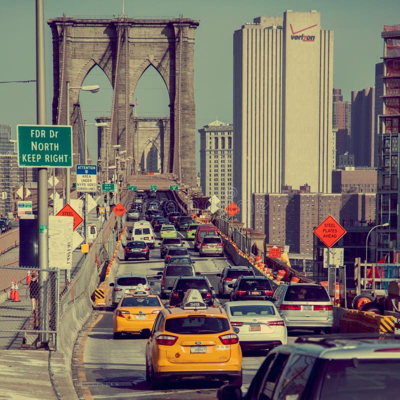 Bilar som korsar den Brooklyn bron royaltyfria foton Bilar som korsar den Brooklyn bron royaltyfria foton