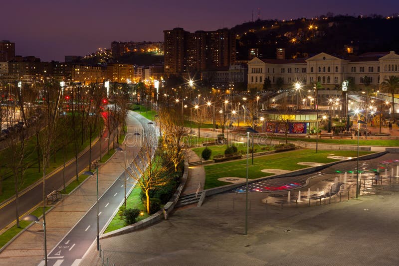 Bilbao baskiskt land, Spanien cityscape på natten arkivfoton Bilbao baskiskt land, Spanien cityscape på natten arkivfoton