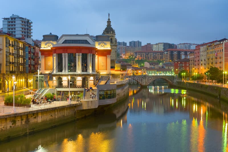 Bilbao dans une nuit d'été photographie stock Bilbao dans une nuit d'été photographie stock