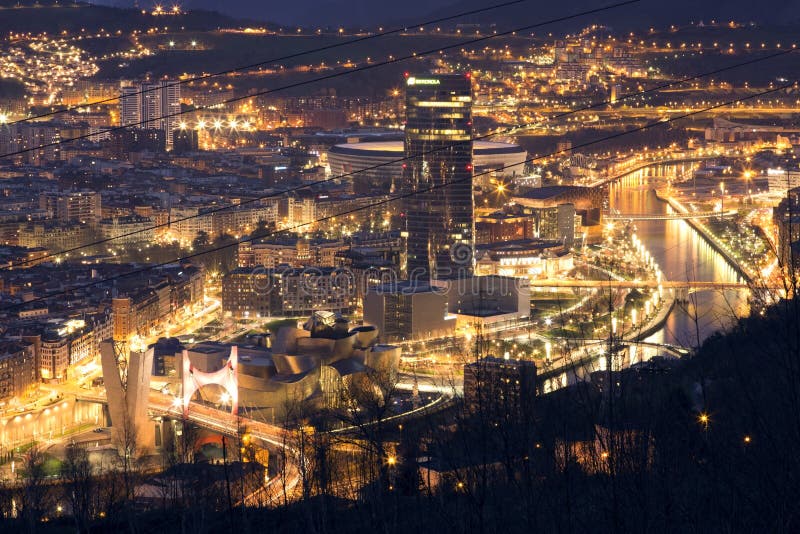 BILBAO, ESPAGNE, LE 30 JANVIER 2016 : Vue de la ville lumineuse de Bilbao