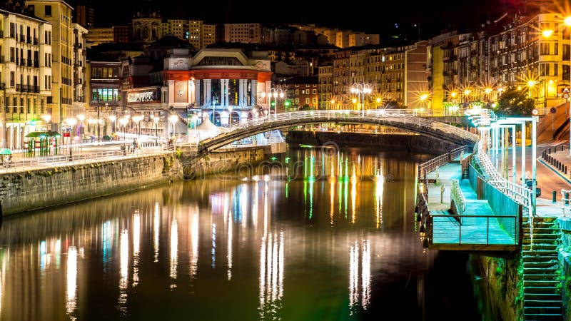 Bilbao nocą