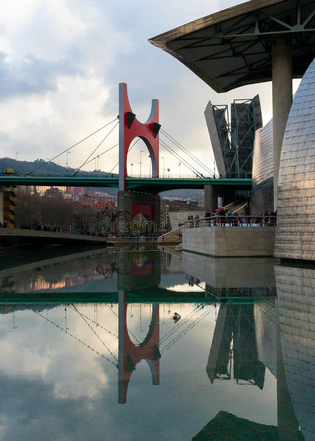 Bilbao, Spagna/Europa; 12/29/18: Ponte Rosso moderno della Salve che attraversa il fiume Nervion nella città di Bilbao, Spagna fotografia stock Bilbao, Spagna/Europa; 12/29/18: Ponte Rosso moderno della Salve che attraversa il fiume Nervion nella città di Bilbao, Spagna fotografia stock