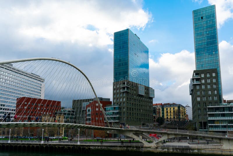 Bilbao, Spagna/Europa; 12/29/18: Ponte Zubiuri e torri isotaki Atea a Bilbao, Spagna fotografie stock libere da diritti Bilbao, Spagna/Europa; 12/29/18: Ponte Zubiuri e torri isotaki Atea a Bilbao, Spagna fotografie stock libere da diritti