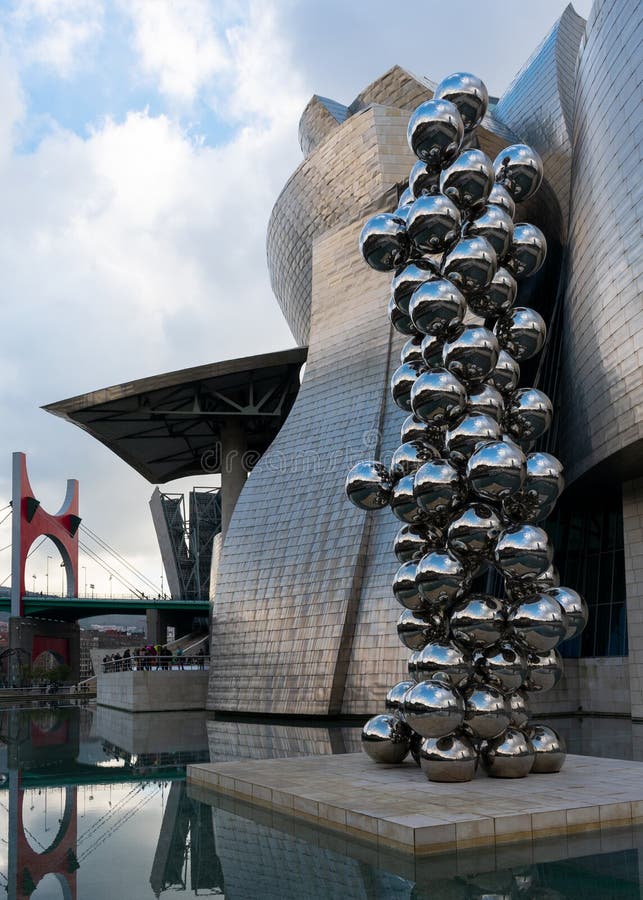 Bilbao, Spagna/Europa; 12/29/18: Scultura inossidabile chiamata immagine stock libera da diritti Bilbao, Spagna/Europa; 12/29/18: Scultura inossidabile chiamata immagine stock libera da diritti