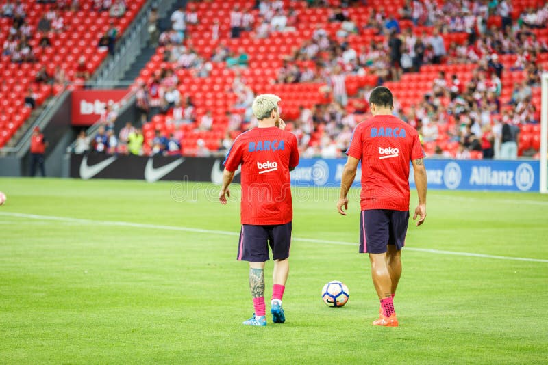 BILBAO, SPANIEN - 28. AUGUST: Lionel Messi und Luis Suarez in der Heizung des Matches zwischen Athletic Bilbao und FC Barcelona, lizenzfreie stockfotos BILBAO, SPANIEN - 28. AUGUST: Lionel Messi und Luis Suarez in der Heizung des Matches zwischen Athletic Bilbao und FC Barcelona, lizenzfreie stockfotos