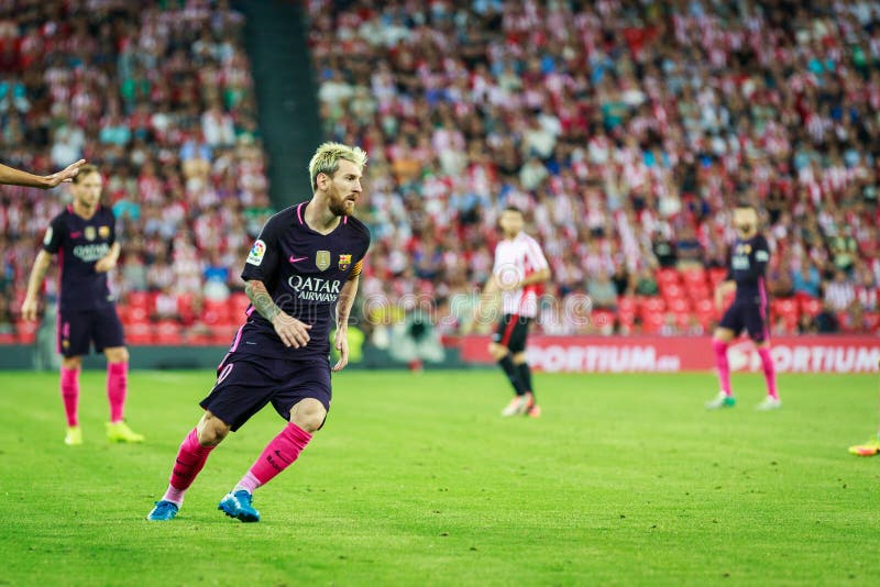 BILBAO SPANIEN - AUGUSTI 28: Lionel Messi i matchen mellan idrotts- Bilbao och FCet Barcelona som firas på Augusti 28, 2016 I arkivfoto BILBAO SPANIEN - AUGUSTI 28: Lionel Messi i matchen mellan idrotts- Bilbao och FCet Barcelona som firas på Augusti 28, 2016 I arkivfoto