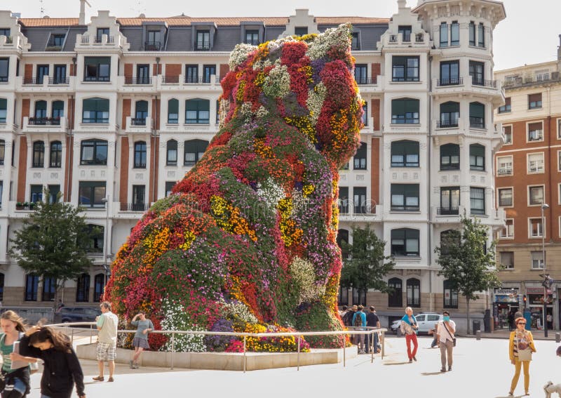 Månens overflade Gammel mand ballon Bilbao, Spanien, Den 1 Oktober 2019 Puppy, Hund Dog Flowers Sculpture Nära Guggenheim  Museum, Bilbao, Spanien Redaktionell Arkivfoto - Bild av folk, växter:  163417723