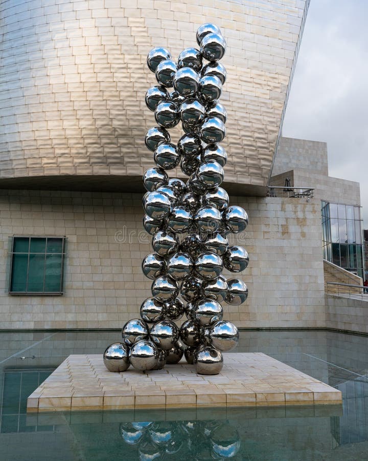 Bilbao, Spanje/Europa; 12-29-18: Roestvrij beeldhouwwerk genaamd royalty-vrije stock fotografie Bilbao, Spanje/Europa; 12-29-18: Roestvrij beeldhouwwerk genaamd royalty-vrije stock fotografie