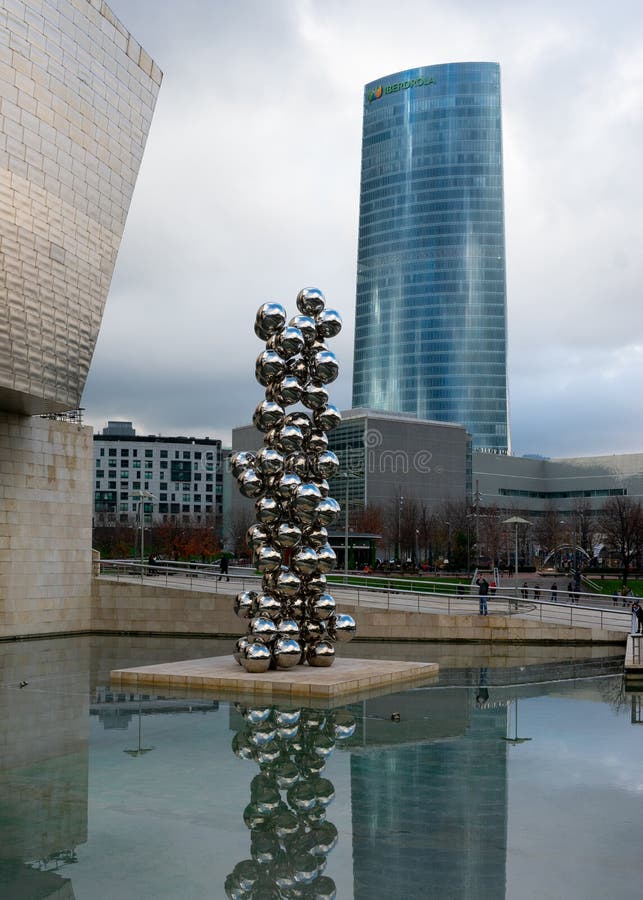 Bilbao, Spanje/Europa; 12-29-18: Roestvrij beeldhouwwerk genaamd stock foto Bilbao, Spanje/Europa; 12-29-18: Roestvrij beeldhouwwerk genaamd stock foto