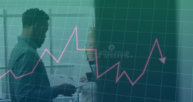 Bild av behandling av finansiella uppgifter över olika kolleger som diskuterar arbete på kontoret vektor illustrationer