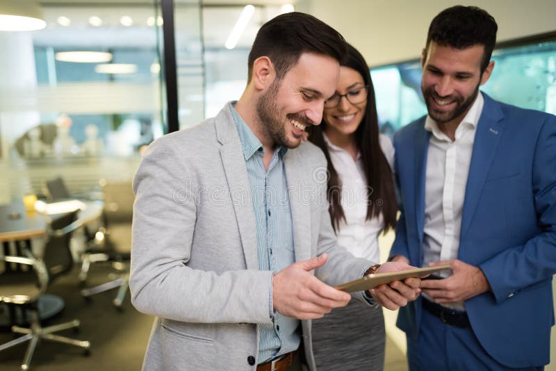 Bild av businesspeople som i regeringsställning använder den digitala minnestavlan arkivbilder Bild av businesspeople som i regeringsställning använder den digitala minnestavlan arkivbilder