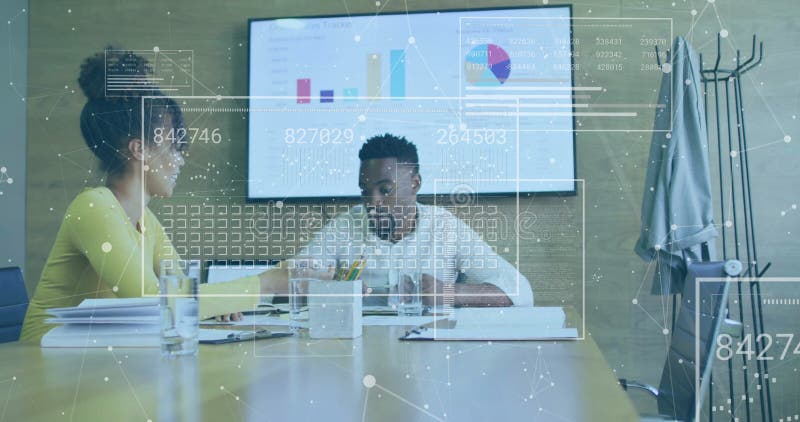 Bild av databehandling och nätverk av anslutningar över olika kolleger som arbetar på kontoret. Global företagsdatabehandling och digitalt gränssnittskoncept som genereras digitalt.